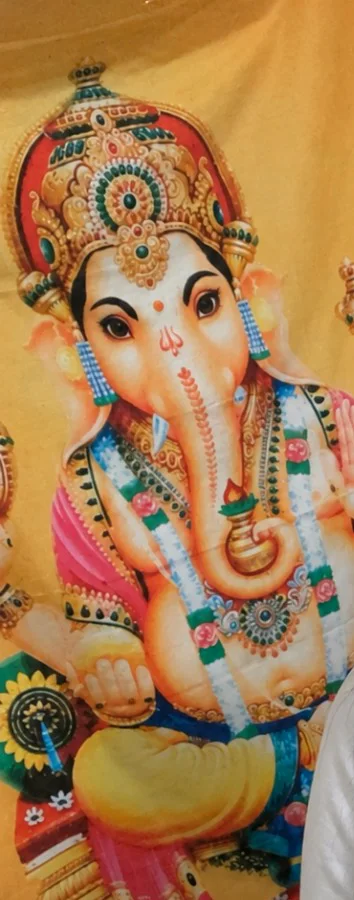 Pano de Ganesha pregado na parede do espaço onde a Débora atende.
